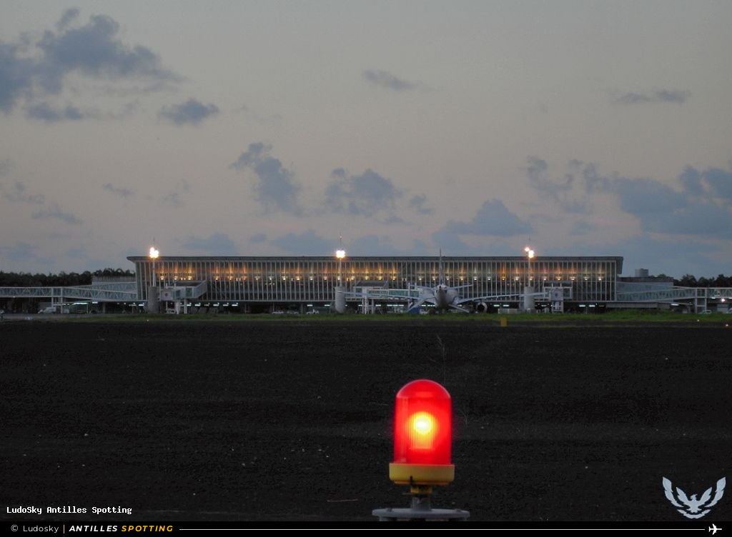 Aéroport · Terminal, TFFR - Pointe-à-Pitre – Maryse Condé, Pointe-à-Pitre – Maryse Condé
