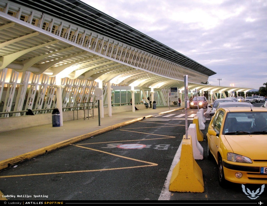 Aéroport · Terminal, TFFR - Pointe-à-Pitre – Maryse Condé, Pointe-à-Pitre – Maryse Condé