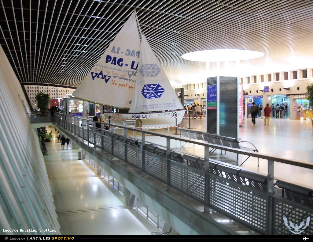Aéroport · Terminal, TFFR - Pointe-à-Pitre – Maryse Condé, Pointe-à-Pitre – Maryse Condé