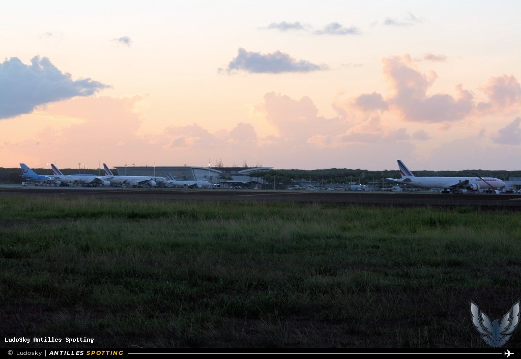 Aéroport · Terminal, TFFR - Pointe-à-Pitre – Maryse Condé, Pointe-à-Pitre – Maryse Condé