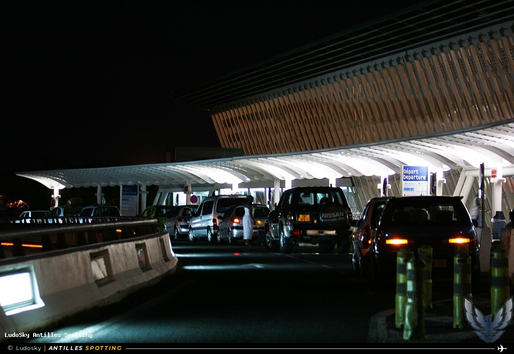 Aéroport · Terminal, TFFR - Pointe-à-Pitre – Maryse Condé, Pointe-à-Pitre – Maryse Condé