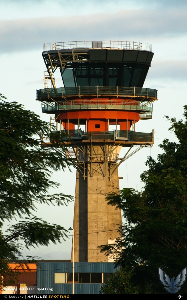 Aéroport · Tour de contrôle, TFFR - Pointe-à-Pitre – Maryse Condé, Pointe-à-Pitre – Maryse Condé
