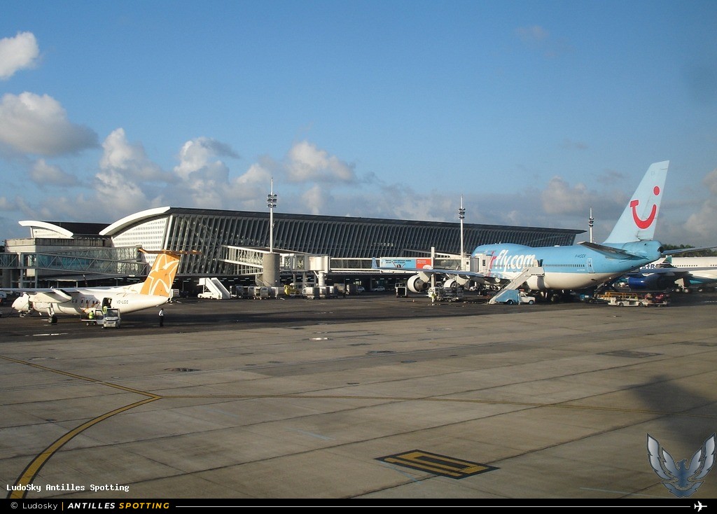 Aéroport · Terminal, TFFR - Pointe-à-Pitre – Maryse Condé, Pointe-à-Pitre – Maryse Condé