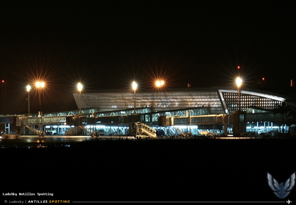 Aéroport · Terminal, TFFR - Pointe-à-Pitre – Maryse Condé, Pointe-à-Pitre – Maryse Condé