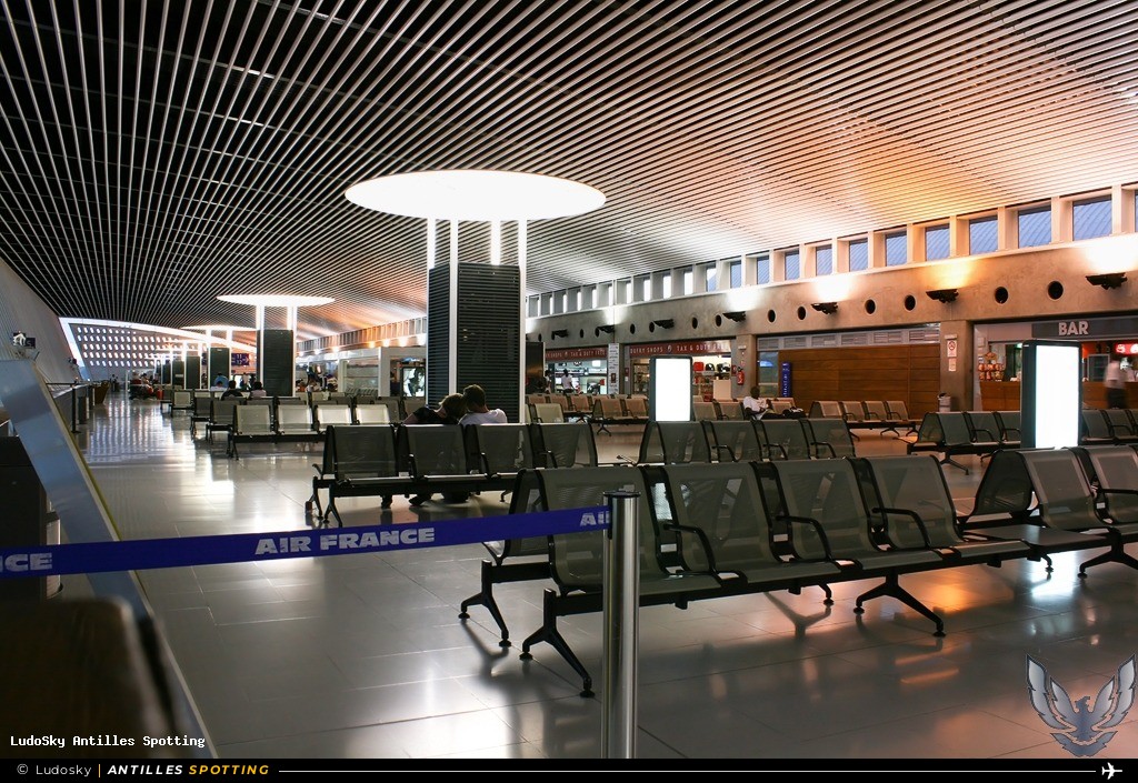 Aéroport · Terminal, TFFR - Pointe-à-Pitre – Maryse Condé, Pointe-à-Pitre – Maryse Condé