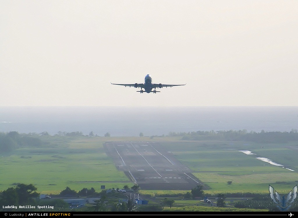 F-OFDF · Airbus A330-200, Air Caraïbes, Martinique – Aimé Césaire