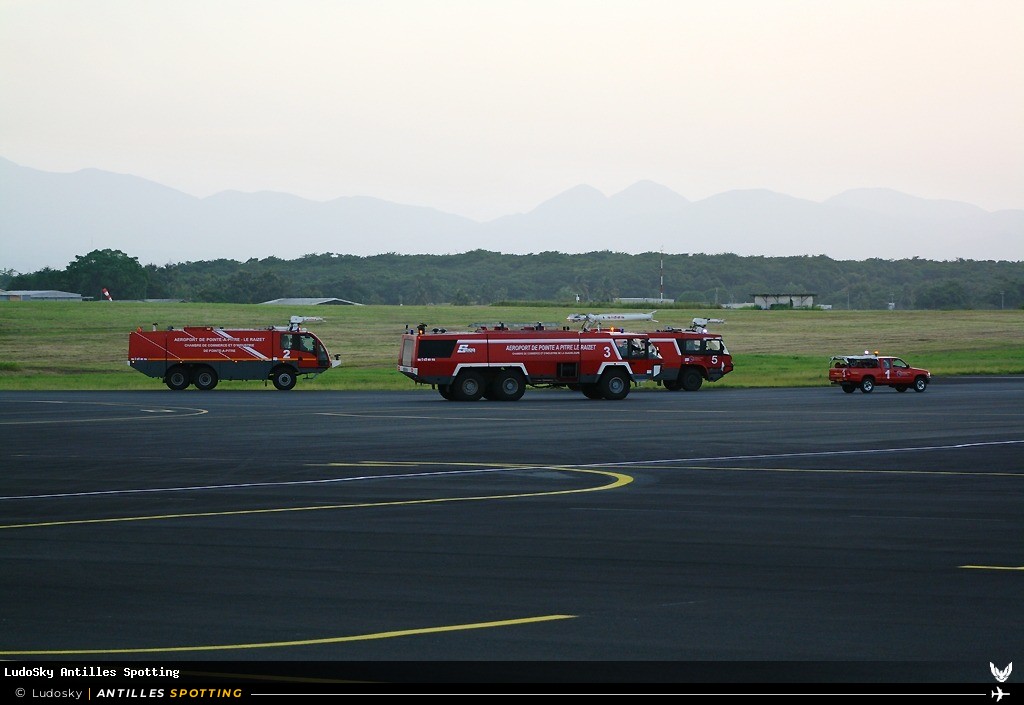 Aéroport · Véhicules, TFFR - Pointe-à-Pitre – Maryse Condé, Pointe-à-Pitre – Maryse Condé