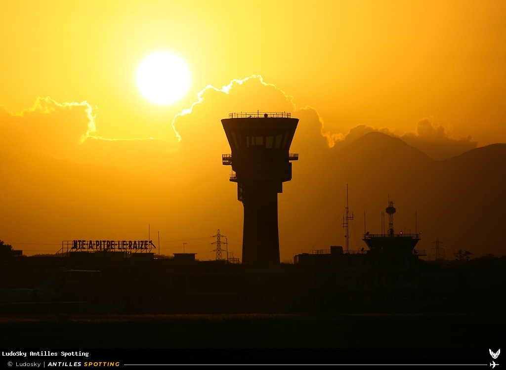 Aéroport · Tour de contrôle, TFFR - Pointe-à-Pitre – Maryse Condé, Pointe-à-Pitre – Maryse Condé