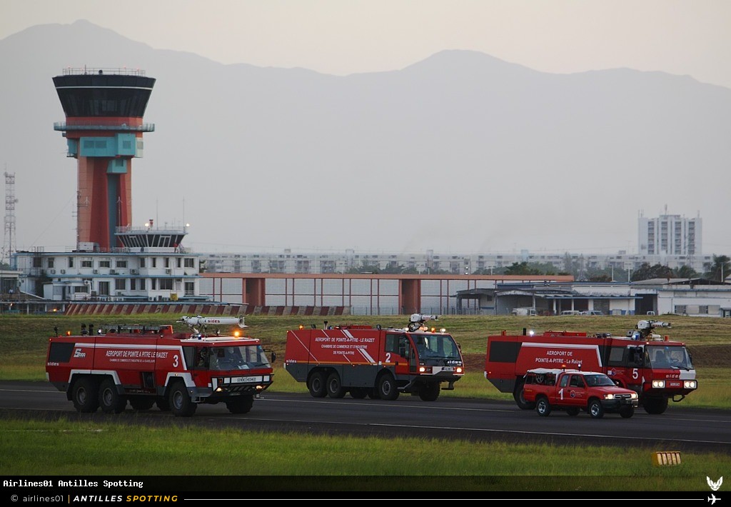 Aéroport · Véhicules, TFFR - Pointe-à-Pitre – Maryse Condé, Pointe-à-Pitre – Maryse Condé