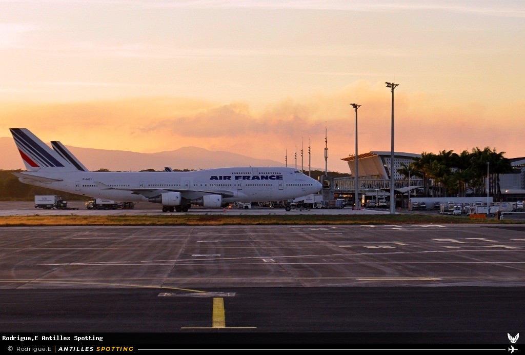 F-GITI · Boeing 747-400, Air France, Pointe-à-Pitre – Maryse Condé