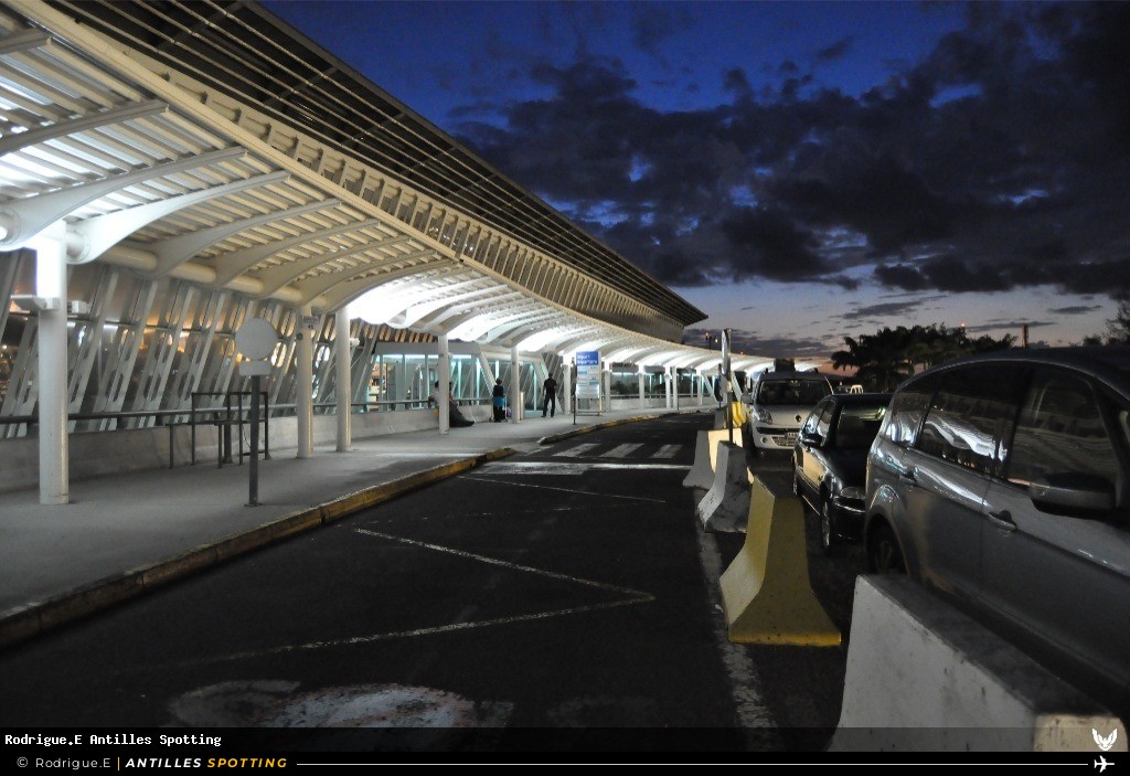 Aéroport · Terminal, TFFR - Pointe-à-Pitre – Maryse Condé, Pointe-à-Pitre – Maryse Condé