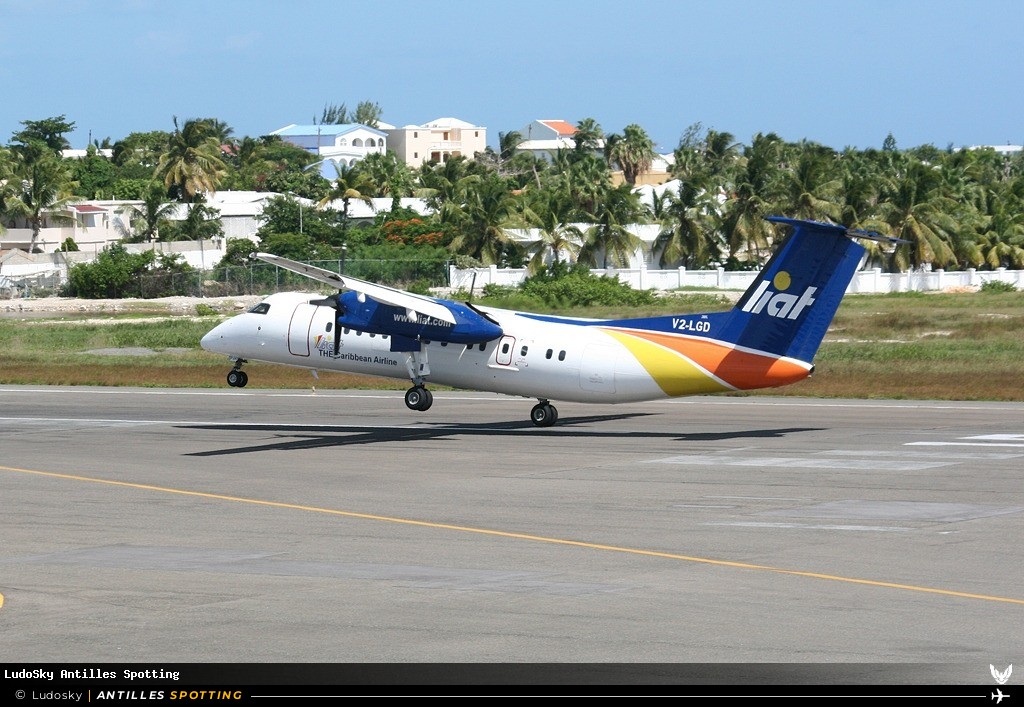 V2-LGD · De Havilland Canada Dash 8-300, LIAT, Sint Maarten – Princess Juliana