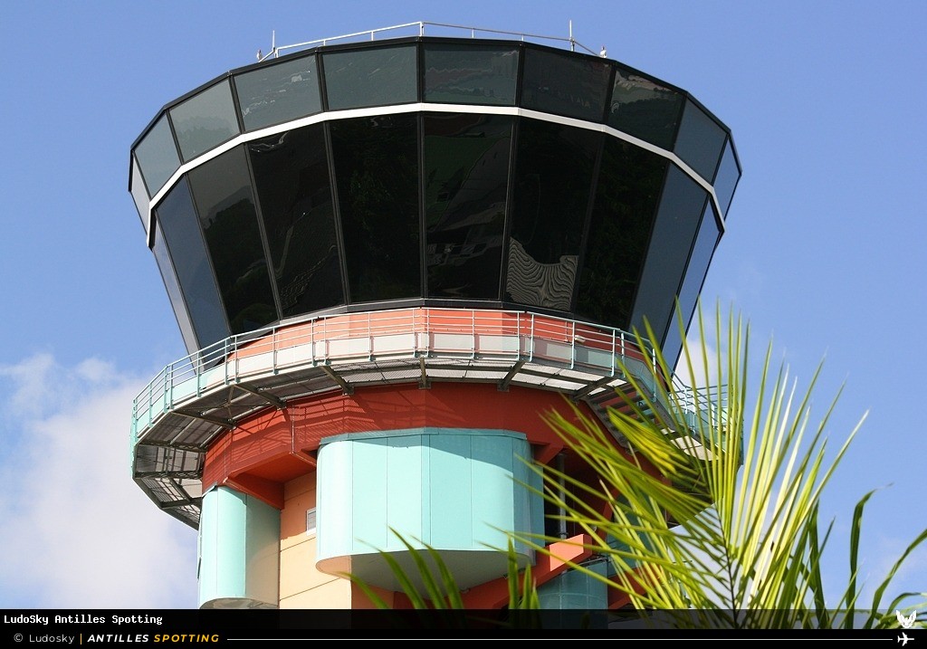 Aéroport · Tour de contrôle, TFFR - Pointe-à-Pitre – Maryse Condé, Pointe-à-Pitre – Maryse Condé