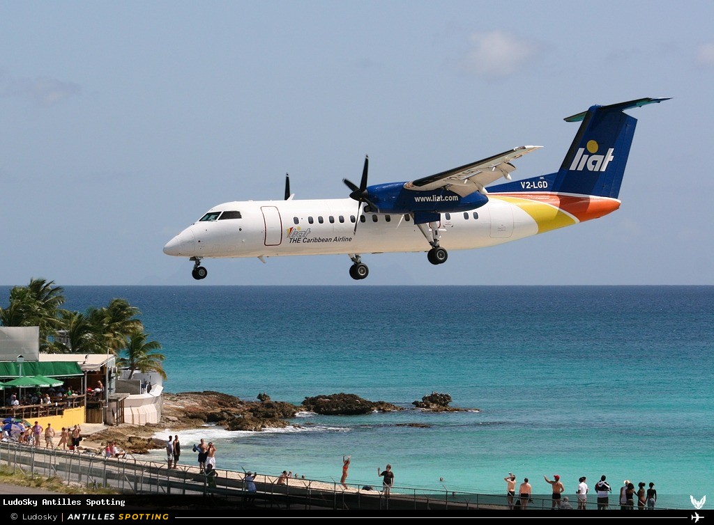 V2-LGD · De Havilland Canada Dash 8-300, LIAT, Sint Maarten – Princess Juliana