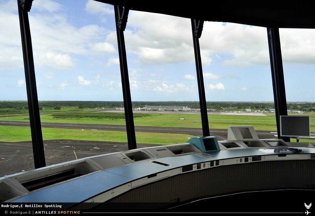 Aéroport · Tour de contrôle, TFFR - Pointe-à-Pitre – Maryse Condé, Pointe-à-Pitre – Maryse Condé