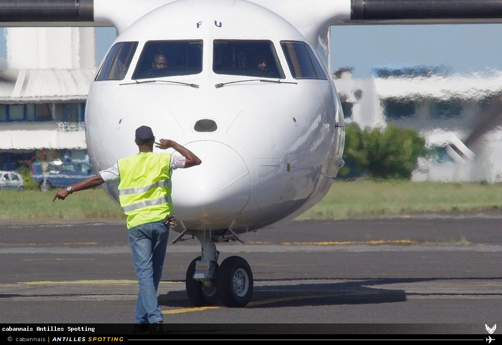 V2-LFU · De Havilland Canada Dash 8-100, LIAT, Martinique – Aimé Césaire