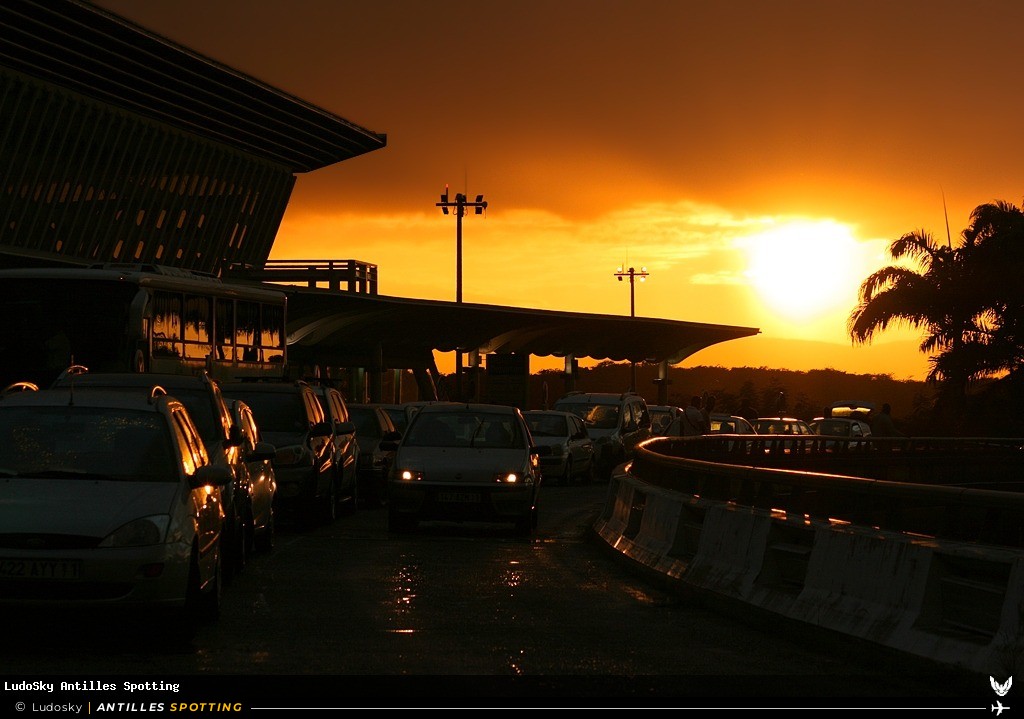 Aéroport · Terminal, TFFR - Pointe-à-Pitre – Maryse Condé, Pointe-à-Pitre – Maryse Condé