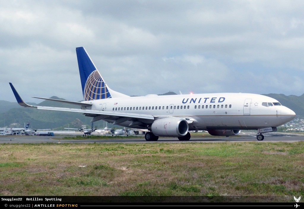 N16703 · Boeing 737-700, United Airlines, Sint Maarten – Princess Juliana