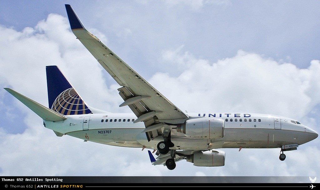 N23707 · Boeing 737-700, United Airlines, Sint Maarten – Princess Juliana
