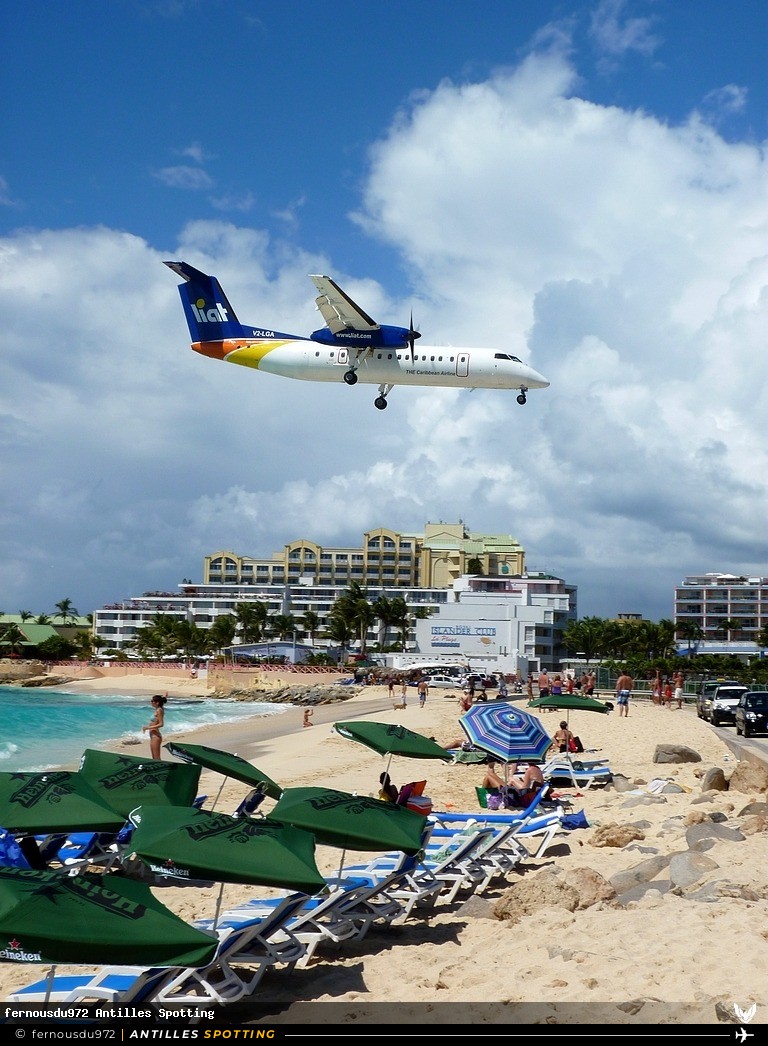 V2-LGA · De Havilland Canada Dash 8-300, Leeward Island Air Transport (LIAT), Sint Maarten – Princess Juliana