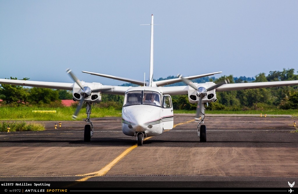 J8-PUG · Aero Commander 500, Mustique Airways, Martinique – Aimé Césaire