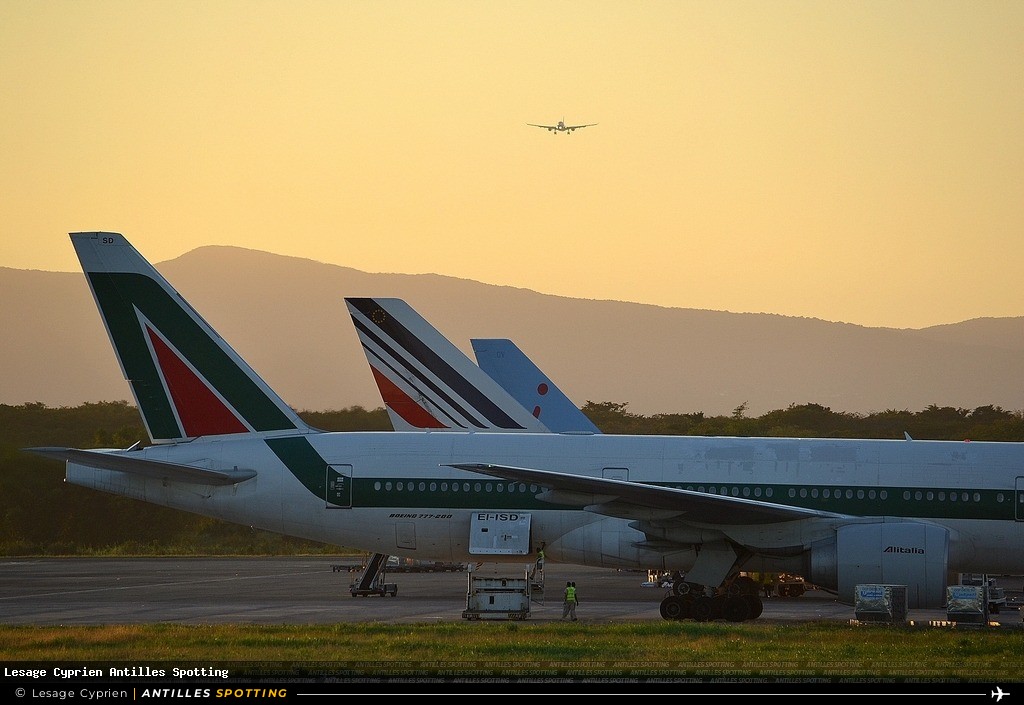 EI-ISD · Boeing 777-200, Alitalia, Pointe-à-Pitre – Maryse Condé