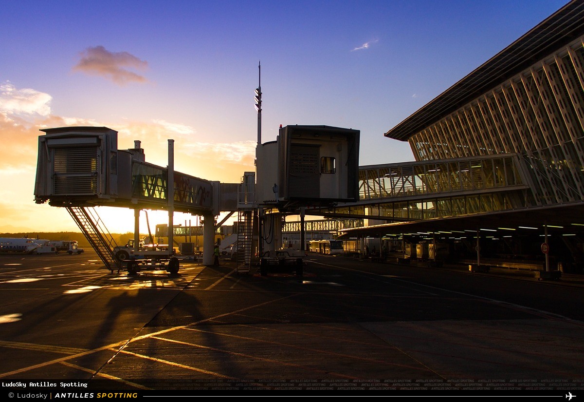 Aéroport · Terminal, TFFR - Pointe-à-Pitre – Maryse Condé, Pointe-à-Pitre – Maryse Condé
