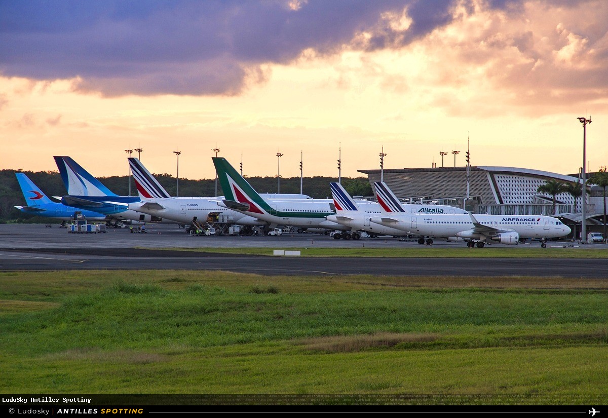 Aéroport · Terminal, TFFR - Pointe-à-Pitre – Maryse Condé, Pointe-à-Pitre – Maryse Condé