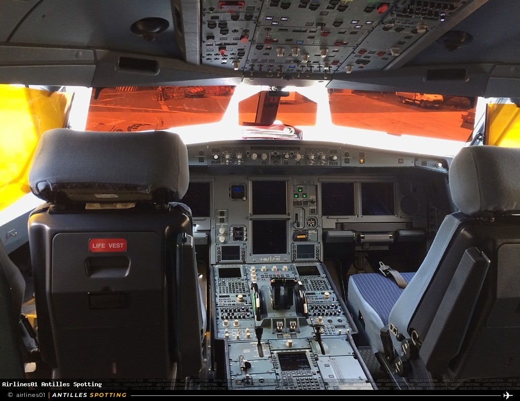 F-HXLF · Airbus A330-300, XL Airways France, Charles de Gaulle