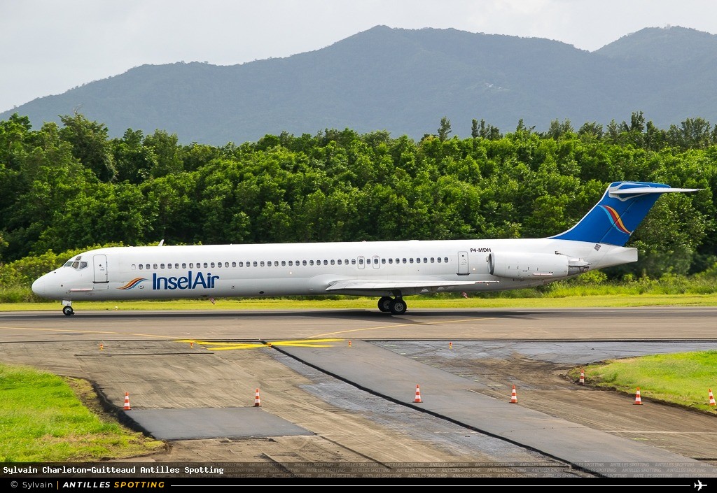 P4-MDH · McDonnell Douglas MD-83, Insel Air Aruba, Martinique – Aimé Césaire